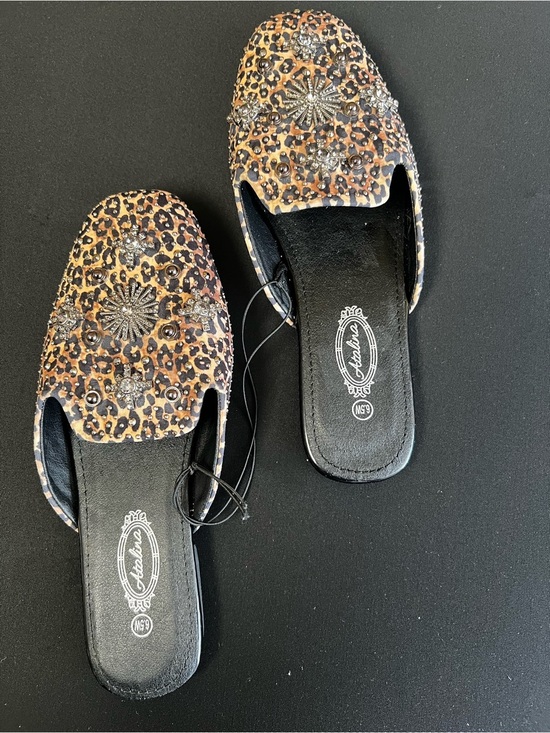 Atalina Shoes - ATALINA EMBELLISHED LEOPARD PRINT JEWELED SLIDE-ON SLIPPERS. SIZE 6.5 WIDE
NWOT